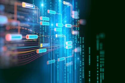 La blockchain es similar a un libro de registros digital que no está guardado en una sola computadora, sino copiado y sincronizado en miles de equipos al mismo tiempo