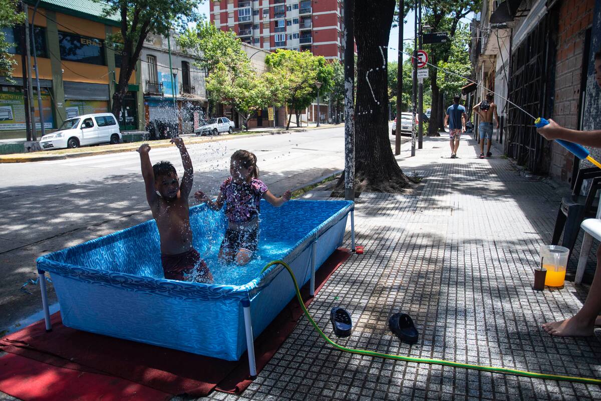 La Boca, Ciudad de Buenos Aires. Treinta y dos ciudades registraron, hasta el momento, olas de calor como consecuencia de las altas temperaturas que desde hace días afectan a casi todo el territorio nacional, situación que continuará por lo menos hasta mañana en el centro del país y hasta en viernes en las provincias del norte, según precisó el Servicio Meteorológico Nacional (SMN).