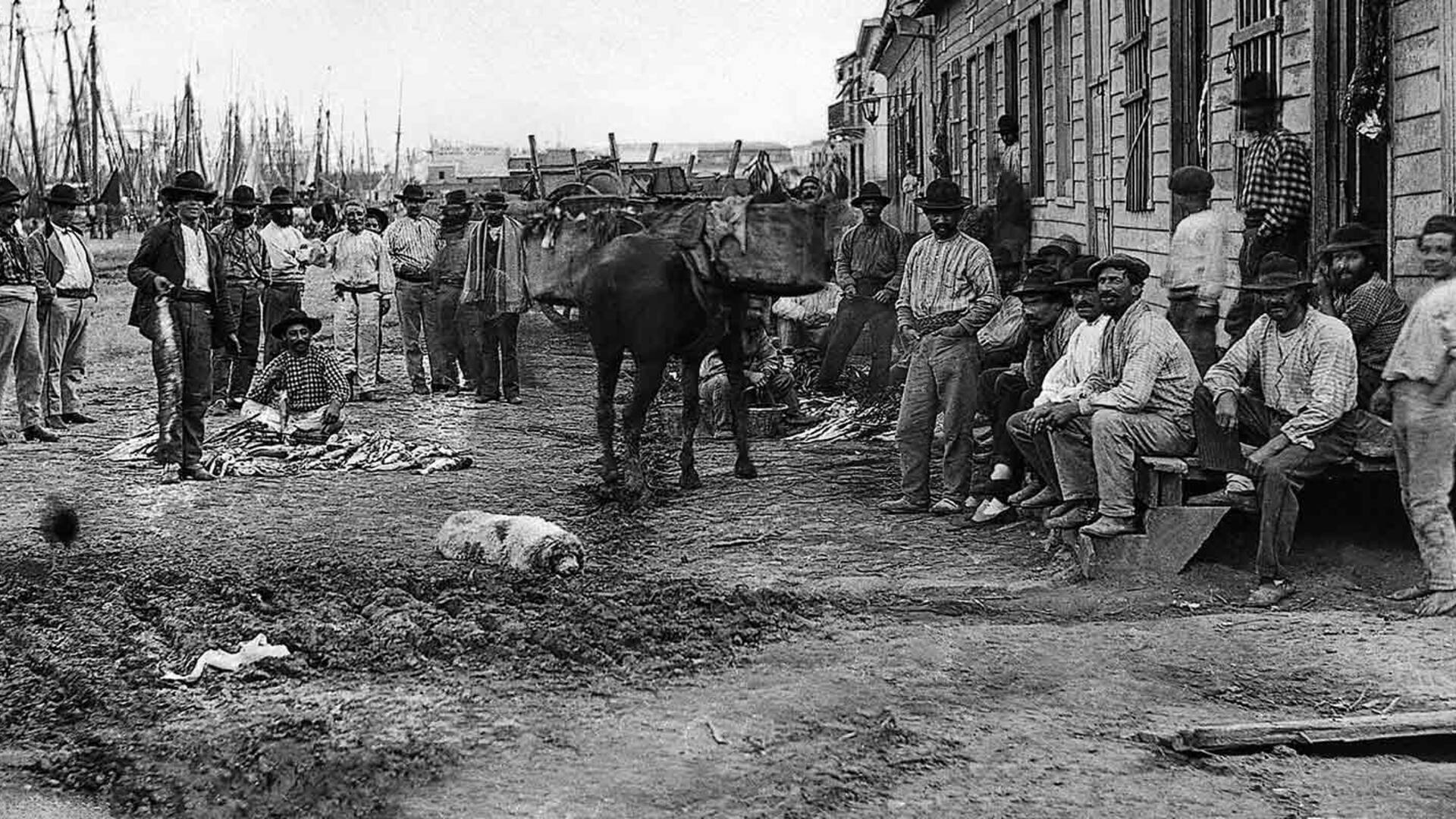 canillitas con diarios, preparándose para salir a ofrecerlos.