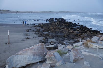La boca en la albufera de Mar Chiquita, donde se ahogó el joven como consecuencia de la marejada