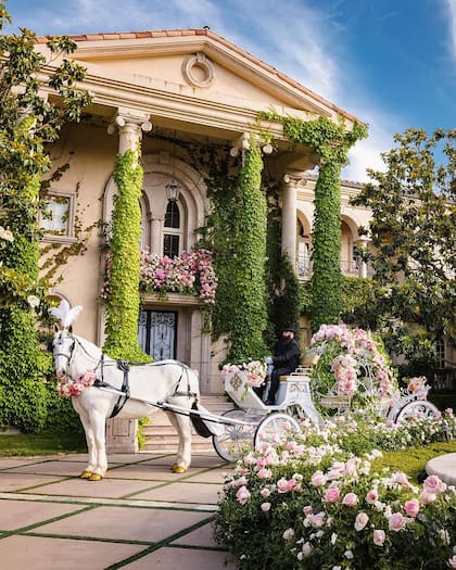 La boda de Britney Spears estuvo decorada con muchas flores y hasta un carruaje