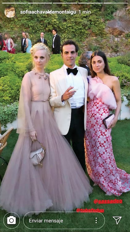 Con un recogido de trenza y un vaporoso modelo de Dior, la argentina Sofía Achával de Montaigu posa junto a Martín Pacanowski y la “princesa de los Andes”, Alessandra de Osma, casada con Christian de Hannover.