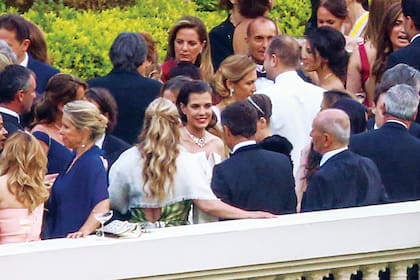 Madame Casiraghi recibe a sus invitados en una fiesta donde no faltó la música de su banda favorita, los británicos The Kooks.