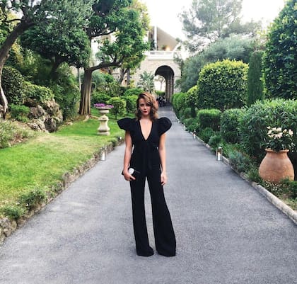 Pauline Ducruet, la hija mayor de la princesa Estefanía, eligió para la fiesta de noche un espectacular mono negro de hombreras marcadas y pronunciado escote firmado por la colombiana Silvia Tcherassi, que combinó con clutch negro y gargantilla de brillantes Bvlgari.