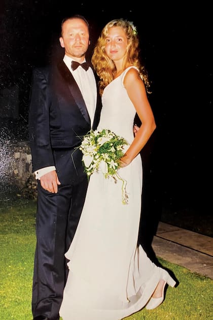 La boda fue en St. John Parrish, una iglesia antigua al borde de un acantilado, en Barbados. “Entré acompañada por un coro que cantó ‘Can’Help Falling In Love’, de Elvis Preysley”, recuerda ella.
