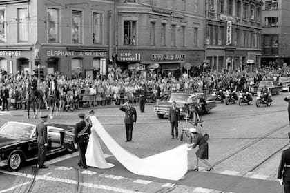 La boda tuvo lugar el 29 de agosto de 1968 en la catedral de Nuestro Salvador, una construcción del siglo XVII. Él vestía uniforme azul marino y ella, un vestido de su propio diseño, en seda blanca con aplicaciones de pedrería en el cuello