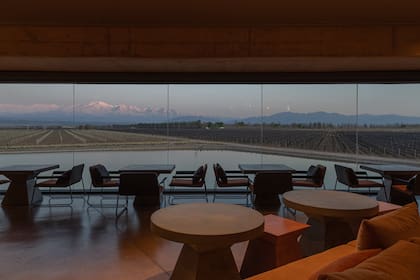 La bodega fue premiada por la relación con el entorno, la calidez de los materiales y la vidriera panorámica de la cadena montañosa
