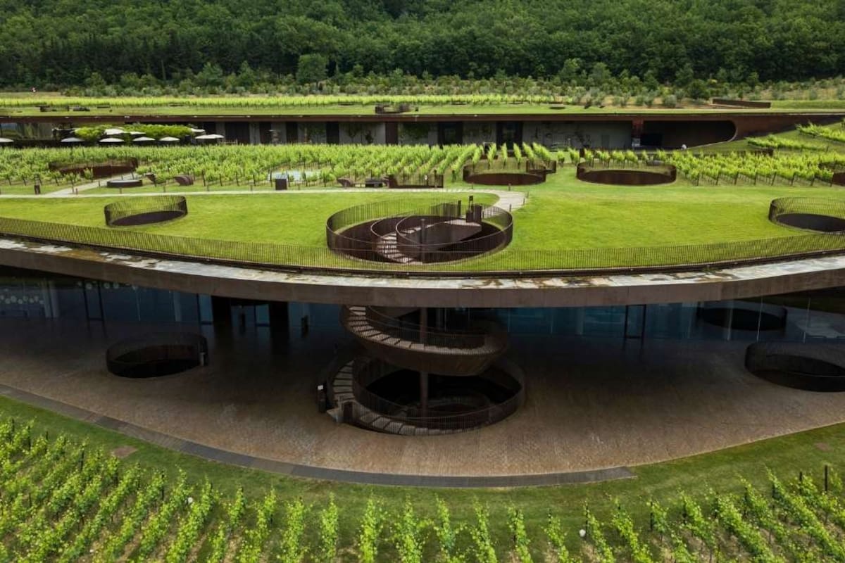 La bodega ganadora se encuentra en la ladera de una colina en la Toscana italiana