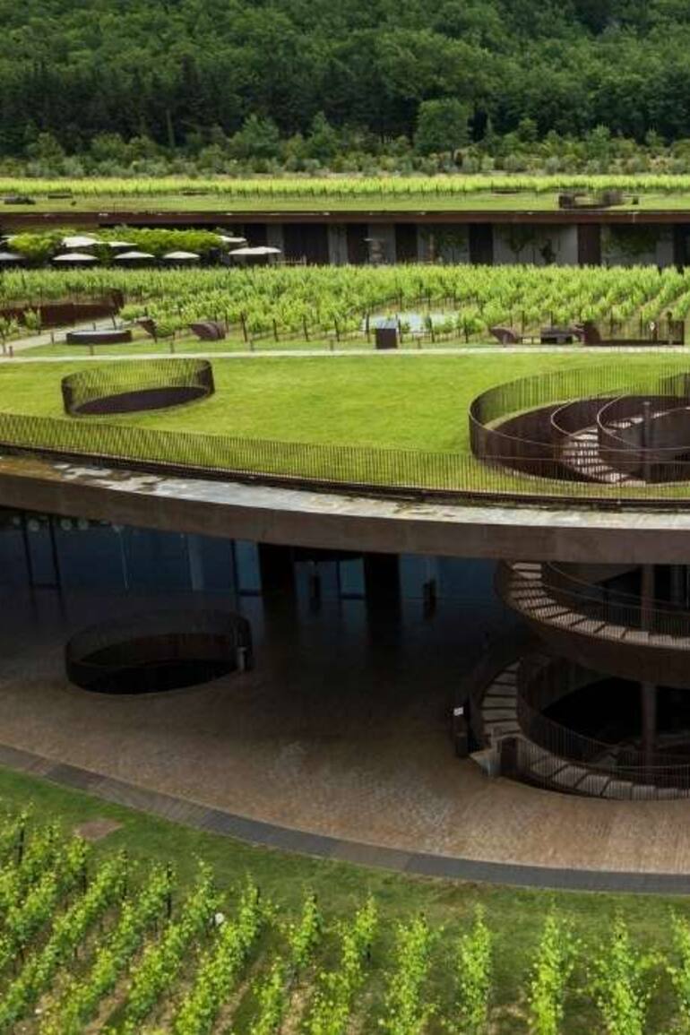 La bodega ganadora se encuentra en la ladera de una colina en la Toscana italiana