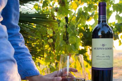 La bodega ofrece un año de estadía y un salario mensual de US$10.000.