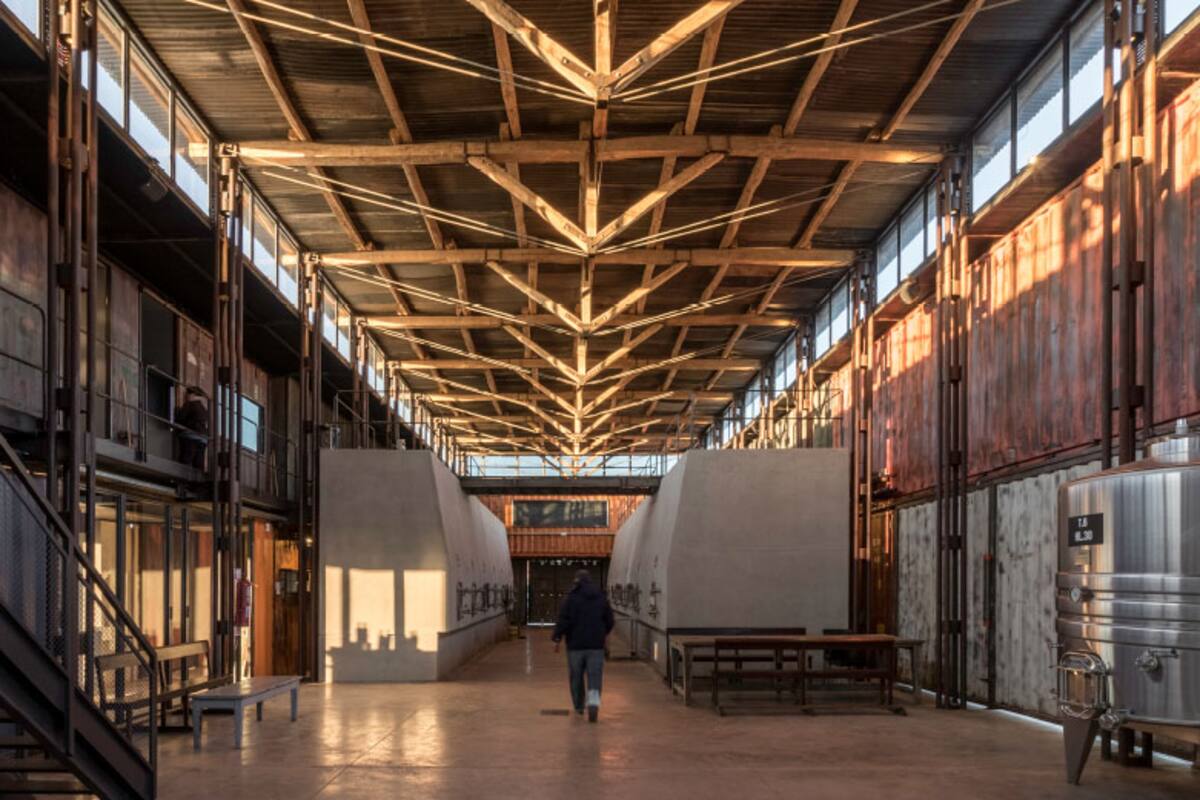 La bodega se armó con 20 contenedores y chatarra