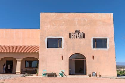 La bodega Tierra Colorada, dentro de la estancia, elabora la línea de vinos Desvarío.