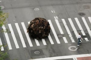 Una bola gigante de pelo humano rueda por las calles de la ciudad