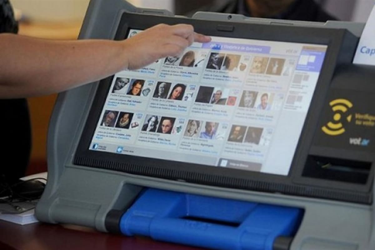La boleta única electrónica (BUE) no sería incorporada en los próximos comicios presidenciales