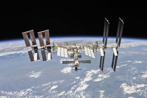 La bolsa de herramientas extraviada orbita muy cerca de la Estación Espacial Internacional