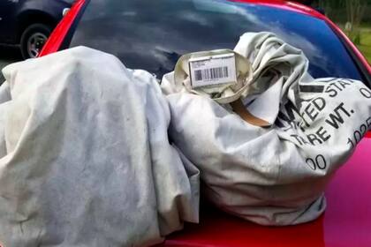 La bolsa dinero con la que se toparon en el medio de la calle