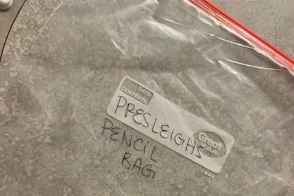 La bolsa hermética para guardar comida en la heladera se transformó en el portaútiles de la niña, con rótulo y todo