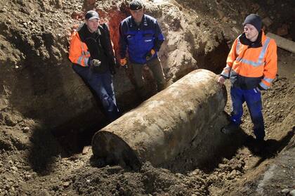 La bomba británica, de 1,8 toneladas, fue desactivada tras cuatro horas de operativo