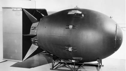 La bomba de plutonio de implosión, muy parecida a la de la prueba Trinity, se lanzó en Nagasaki y se llamó "Fat Man"