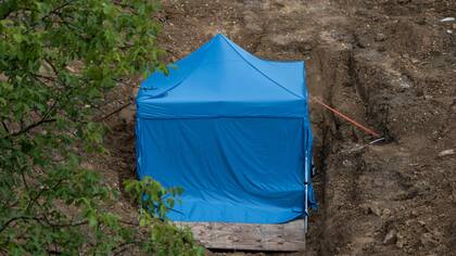 La bomba, que se encuentra dentro de la carpa azul, tiene 1,8 toneladas