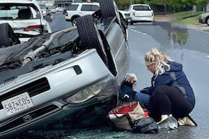 La bombera Megan Warfield fue reconocida después de ayudar a una mujer en un accidente de auto poco antes de dar a luz