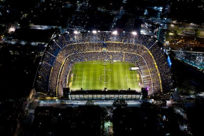 La Bombonera de noche, una postal habitual de la República de La Boca