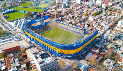 La Bombonera en su esplendor, con una bandera dedicada a Riquelme en la tribuna donde se ubica la hinchada