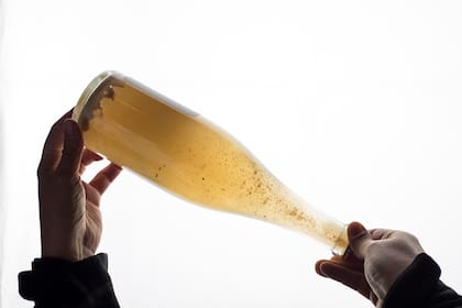 La borra de las levaduras se deposita en la base de la botella, por eso al abrir un pet nat el resultado es un espumante turbio