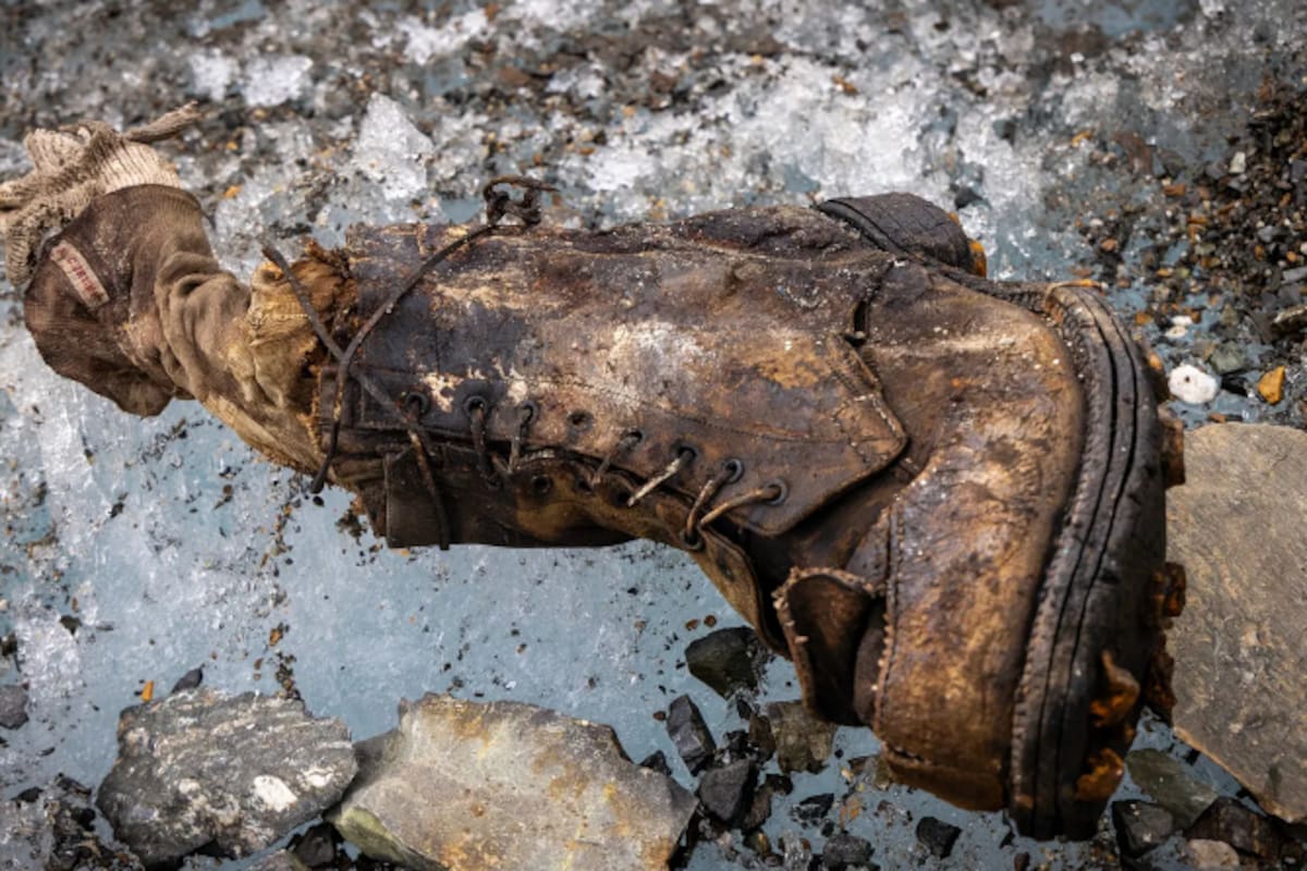 La bota y el pie hallado por el equipo de National Geographic