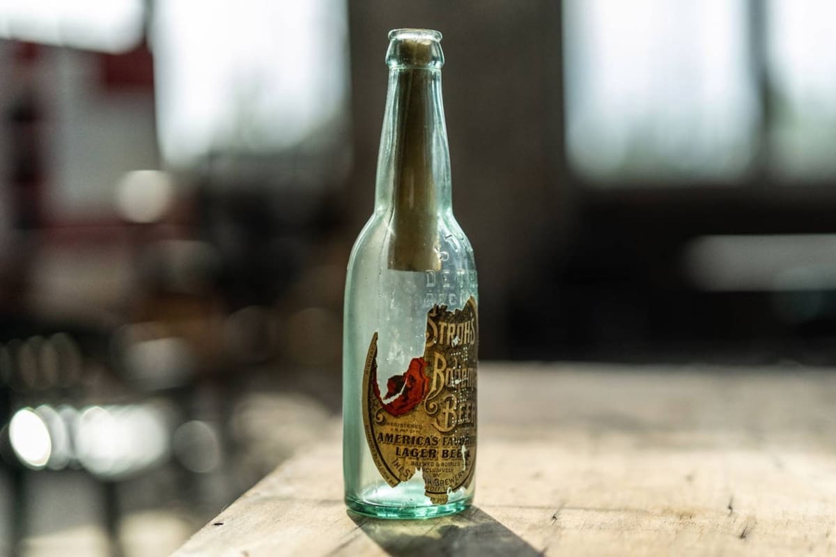 La botella con el mensaje enrollado en su interior.