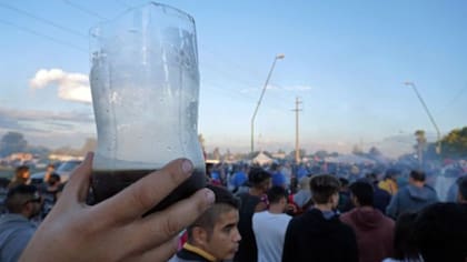 La botella cortada por la mitad que, durante el concierto del músico de culto argentino Indio Solario, la gente levanta cual bandera