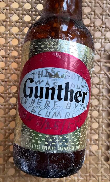 La botella de cerveza se colocó en las paredes de la casa en 1955