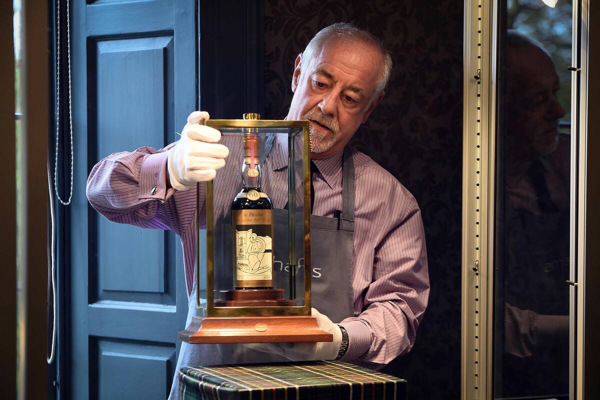 La botella de whisky Macallan Valerio Adamai 1926 es exhibida para la subasta
