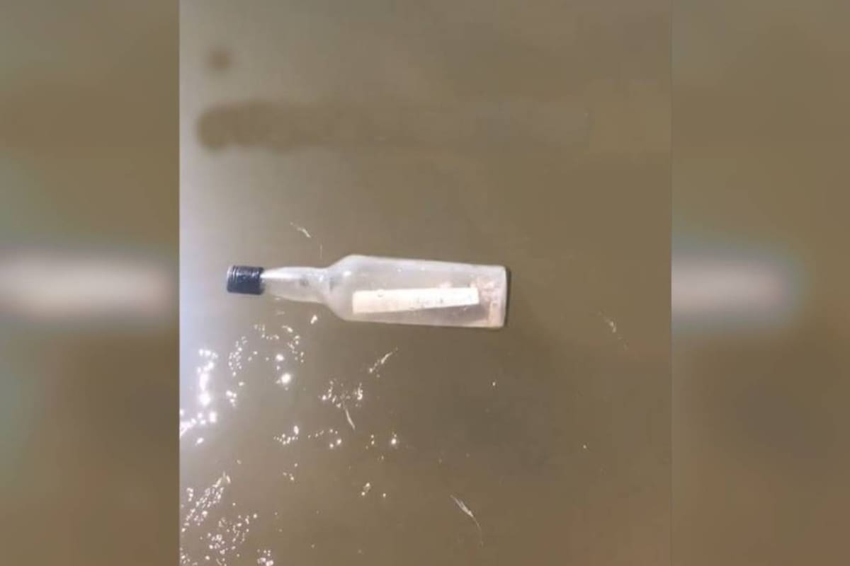 La botella en el mar con un mensaje casi siempre remite a una historia de aventuras o de romance, pero en este caso, en Australia, no ocurrió nada de eso