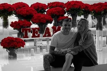 La botinera llenó su casa de flores rojas