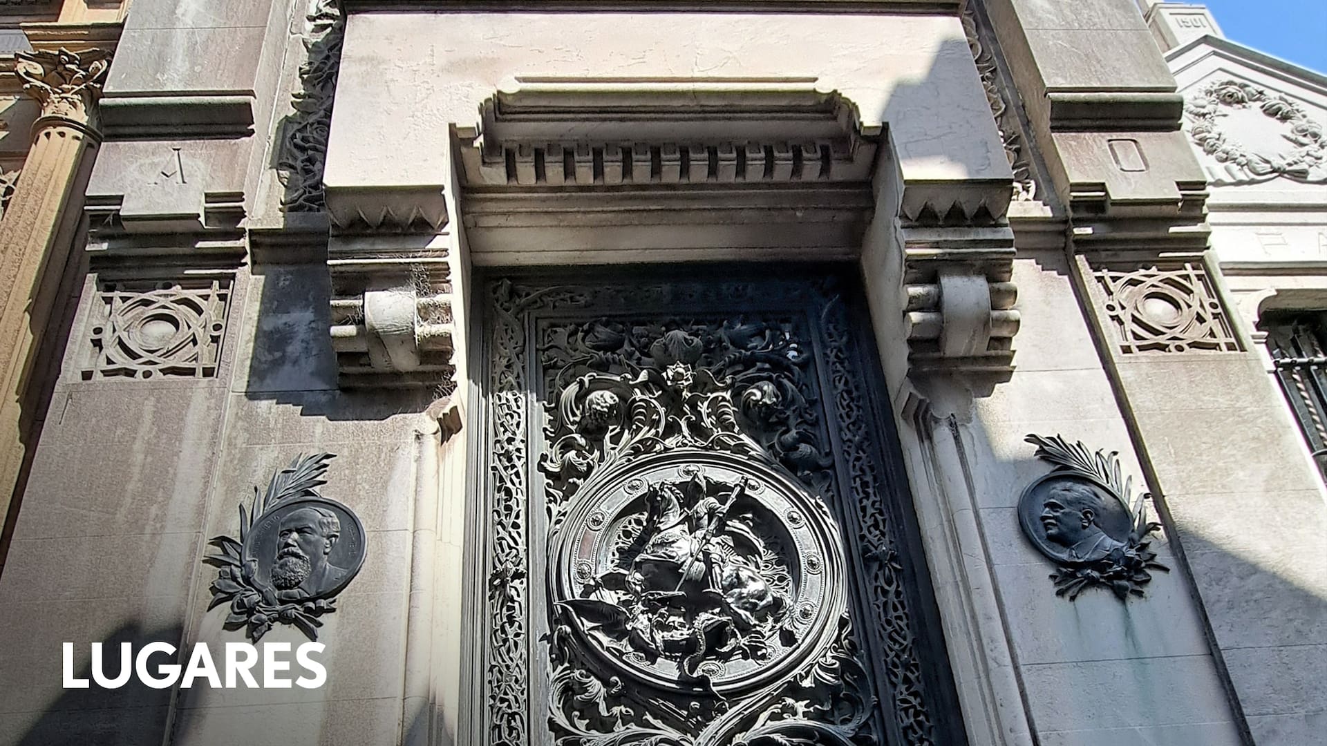 La asombrosa puerta de la bóveda de Spinetto en el cementerio de la Recoleta.