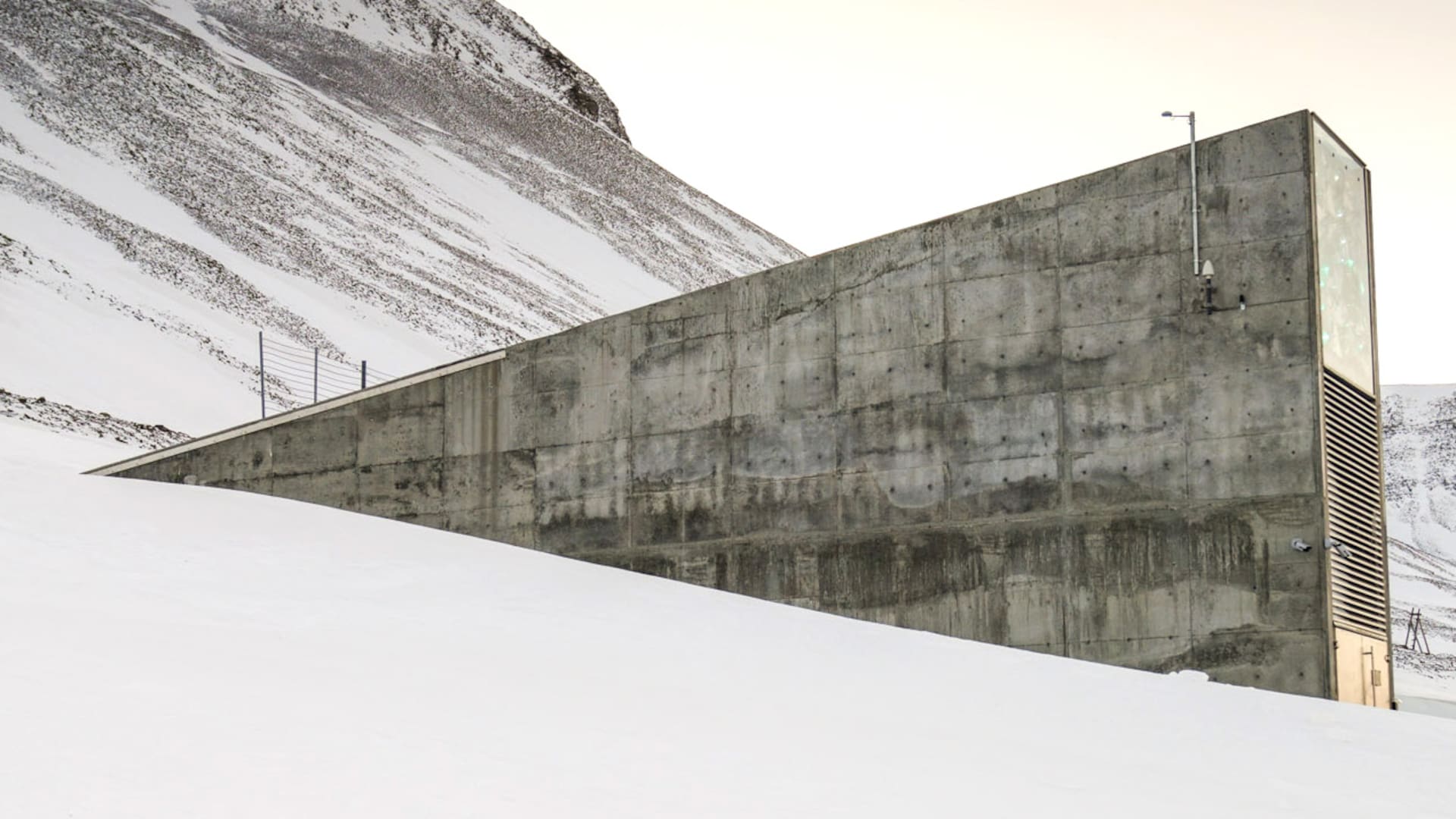 La bóveda con la instalación de la artista noruega Dyveke Sanne.