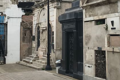 La bóveda está ubicada al lado de la puerta