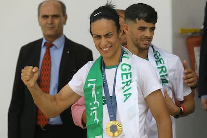 La boxeadora argelina Imane Khelif, con la medalla dorada conseguida en París 2024