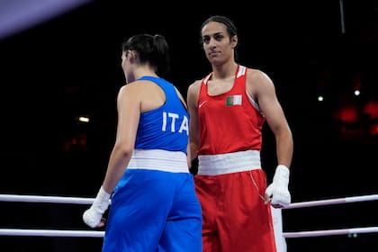 La boxeadora argelina Imane Khelif (derecha) junto a la italiana Angela Carini tras su pelea en al categoría de 66kg en los Juegos de París
