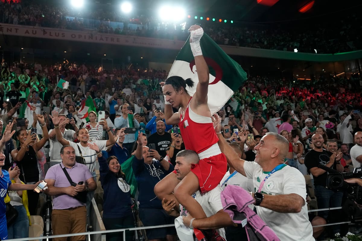 La boxeadora argelina Imane Khelif es llevada en hombros tras vencer a la china Yang Liu para ganar la medalla de oro en la categoría de los 66 kilogramos de los Juegos Olímpicos