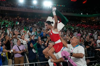 La boxeadora argelina Imane Khelif es llevada en andas tras conquistar la medalla dorada en los Juegos Olímpicos de París