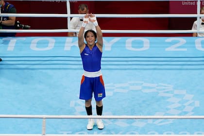 La boxeadora india Chungneijang Mery Kom Hmangte saluda tras su pelea en la categoría de peso mosca (51 kilos) frente a la colombiana Lorena Valencia Victoria en los Juegos Olímpicos de Tokio, el 29 de julio de 2021, en Tokio, Japón. (AP Foto/Frank Franklin II)