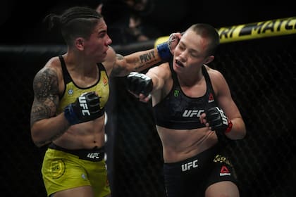 La brasileña Jessica Andrade y la estadounidense Rose Namajunas protagonizaron uno de los combates estelares en el UFC 237 , en el Jeunesse Arena de Río de Janeiro