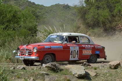 La bravura del camino queda clara en la desprendida óptica delantera derecha del Borgward Isabella de 1956 de Juan y Carlos Adam en El Durazno; la pieza terminó reparada en la propia competencia.