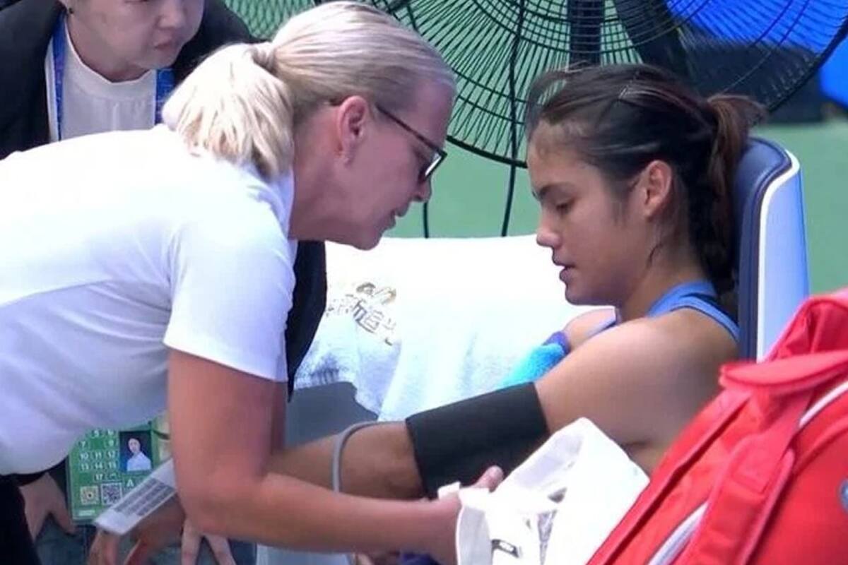 La británica Emma Raducanu siendo atendida en el torneo de Wuhan: los tenistas colapsaron durante la girá por China por las altas temperaturas y la humedad