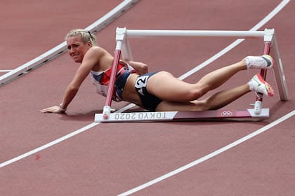 La británica Jessie Knight cae durante las eliminatorias femeninas de 400 metros con vallas.