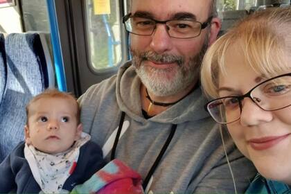 La británica Sarah Hedges detectó el cáncer ocular de su hijo gracias al flash de la cámara de su celular