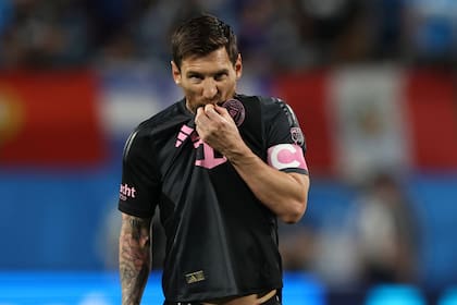La bronca de Lionel Messi, luego de que le atajaran el penal por picarla, y en la siguiente jugada llegará el primer gol del rival.