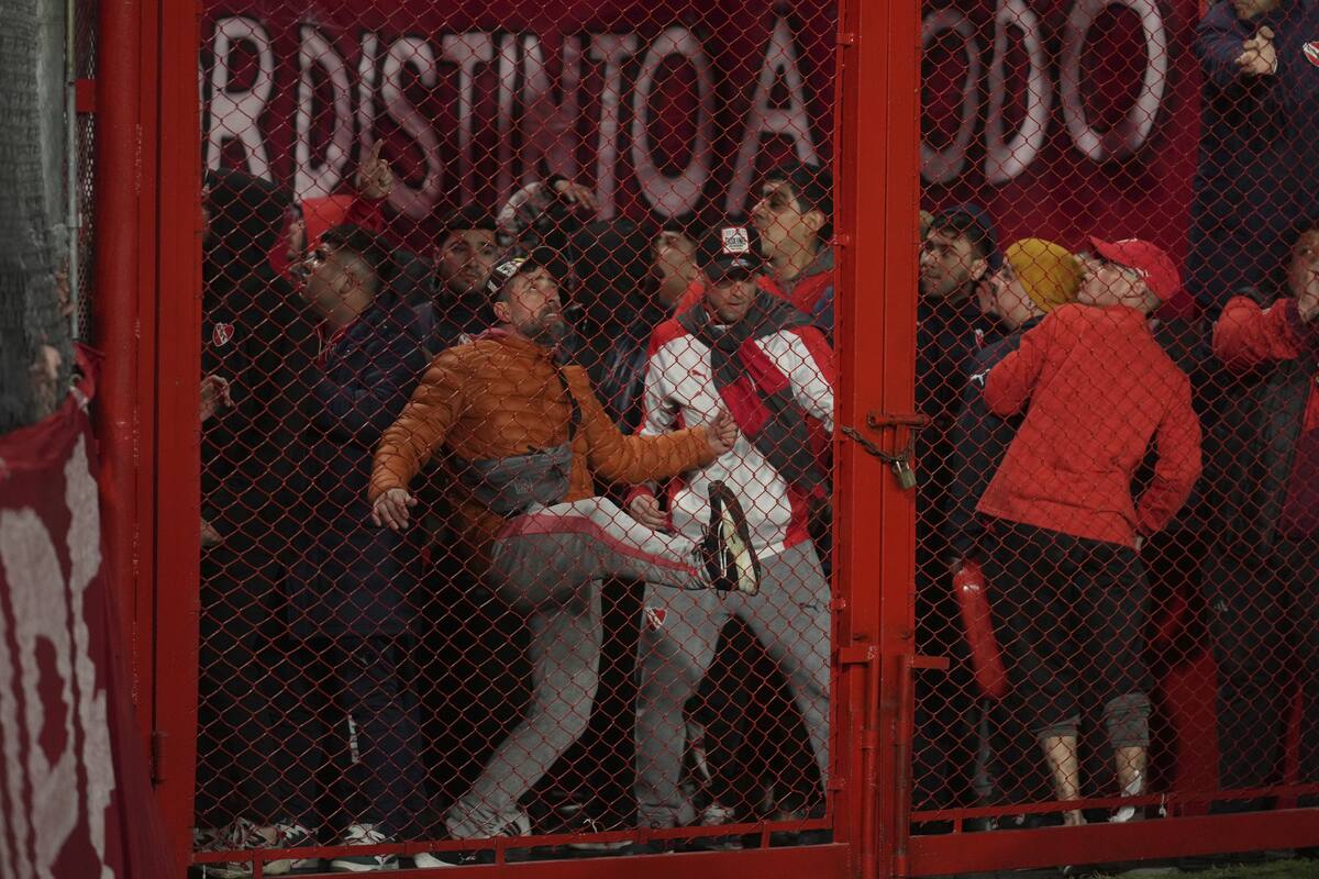 La bronca de los hinchas de Independiente, en medio de los incidentes en el partido con Universidad de Chile por la Copa Sudamericana